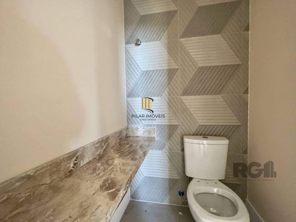 Casa térrea, com 225M², 04 suítes, sendo uma suíte americana, lavabo, living integrado, área de serviço.