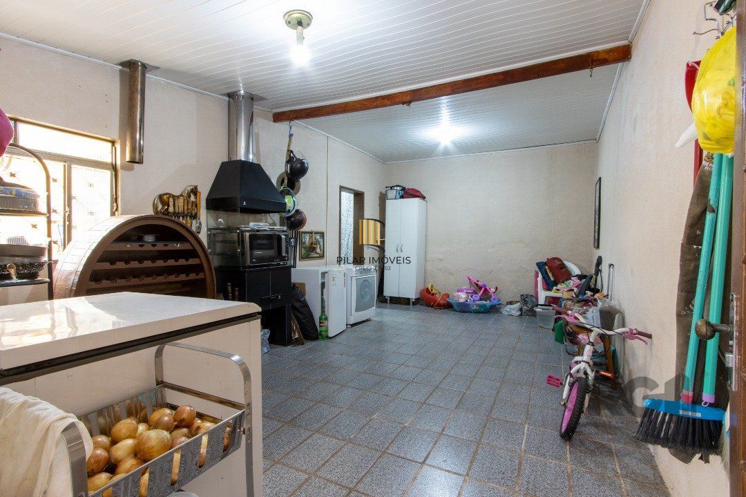 Sobrado, 3 quartos, 2 banheiros, pátio, 2 vagas, piscina - Bairro Vila Nova