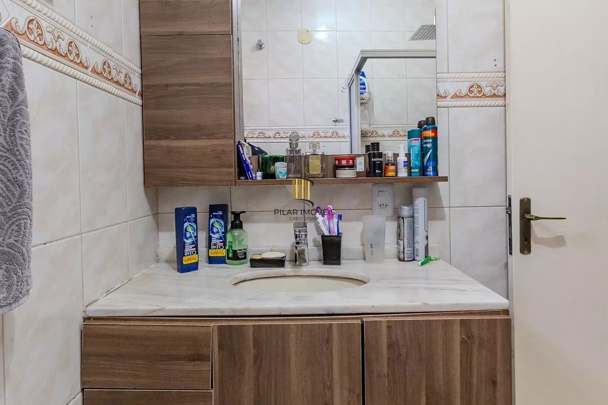 Casa de condomínio, 3 dormitórios, 1 suíte e 2 vagas cobertas no bairro Teresópolis.