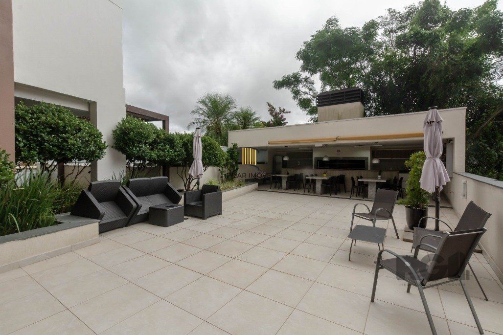 Apartamento andar alto que possui 2 dormitórios, sendo 1 súite, living para 2 ambientes, cozinha mobiliada, banheiro auxiliar