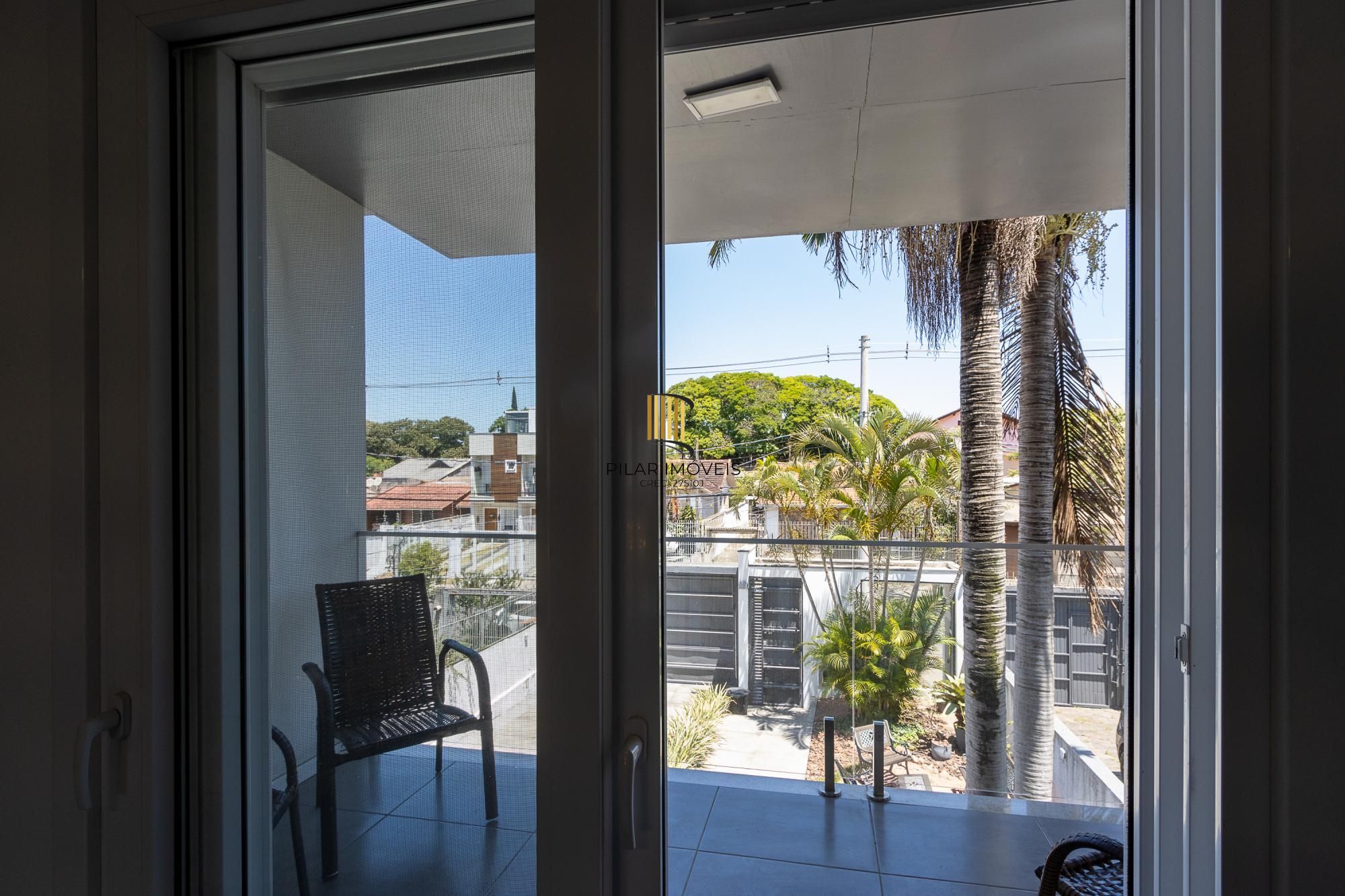 Excelente casa de 3 dormitórios, 3 suítes e 2 vagas no bairro Cavalhada.