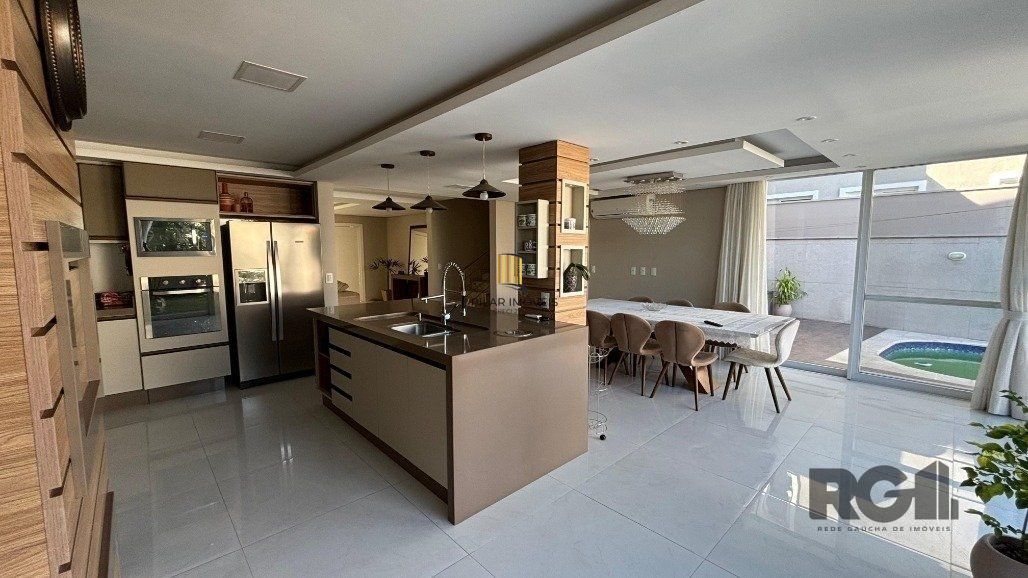 Casa em condomínio com 4 suítes, 4 vagas de garagem, pátio com piscina