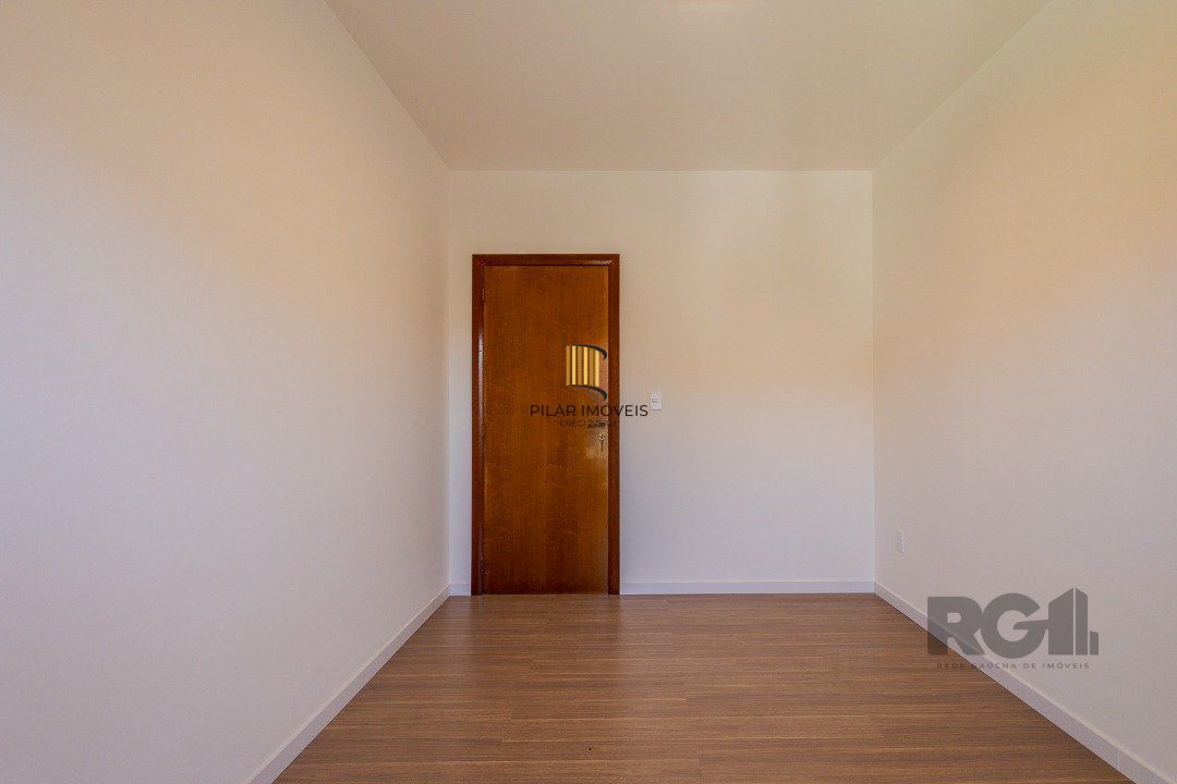 Casa 103m² - 3 dormitórios, 1 suíte, piscina, 2 vagas no bairro Hípica