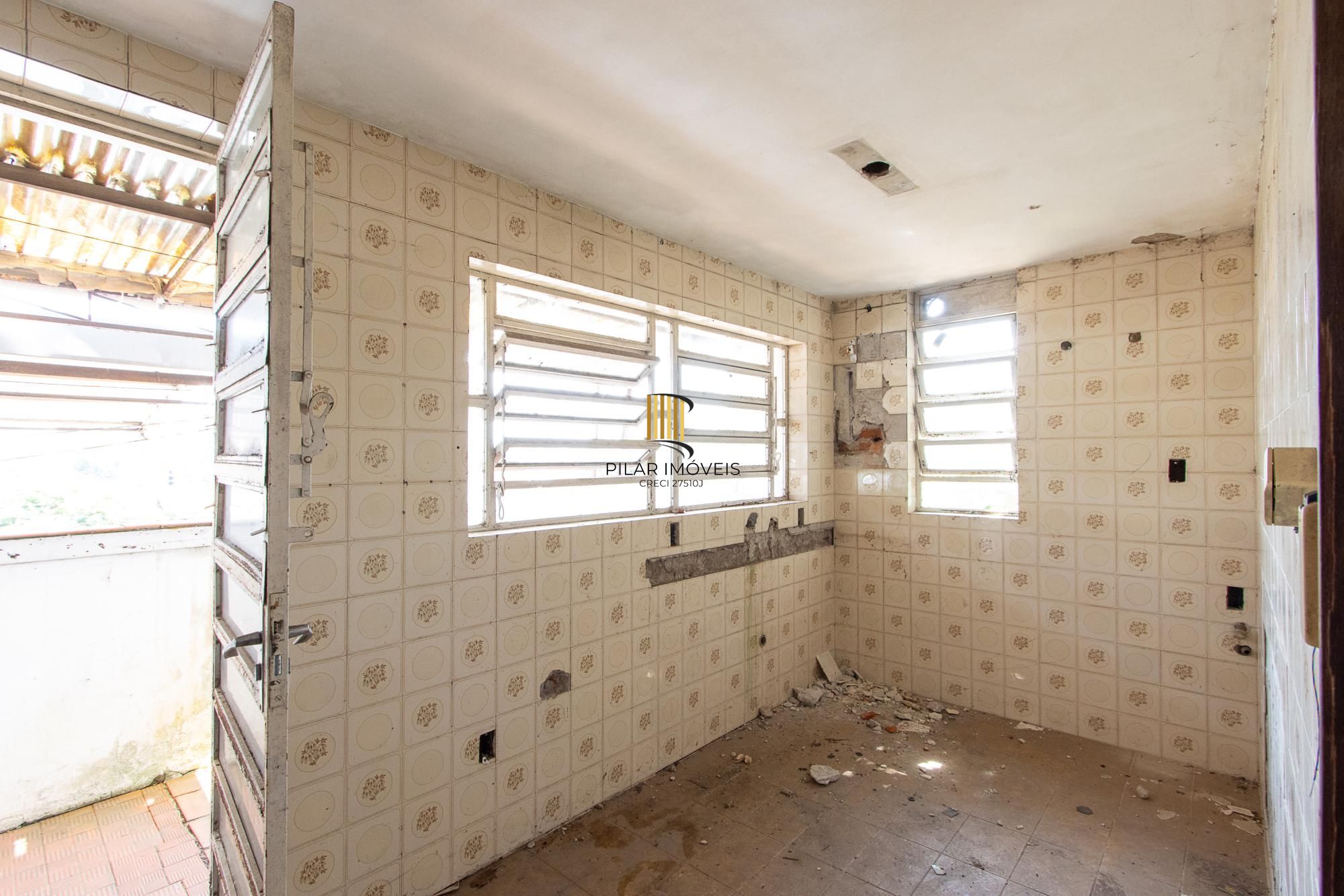 Casa para Venda - 320m², 3 dormitórios, sendo 1 suites, 4 vagas - Cristal