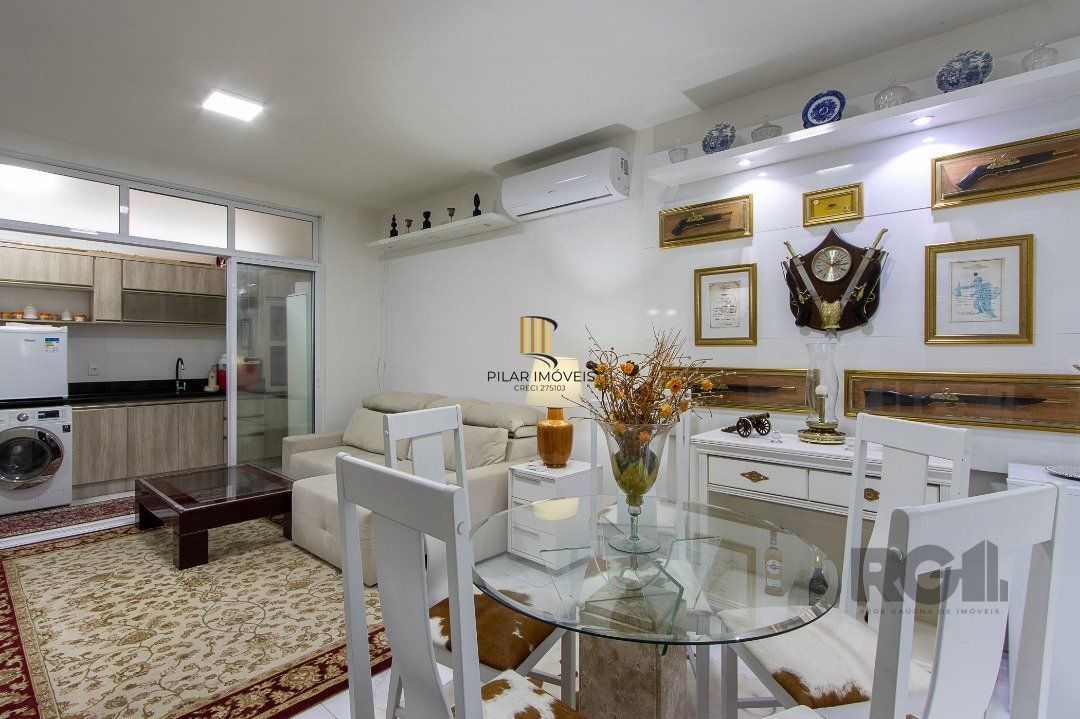 casa possui 3 suítes, 2 com closet