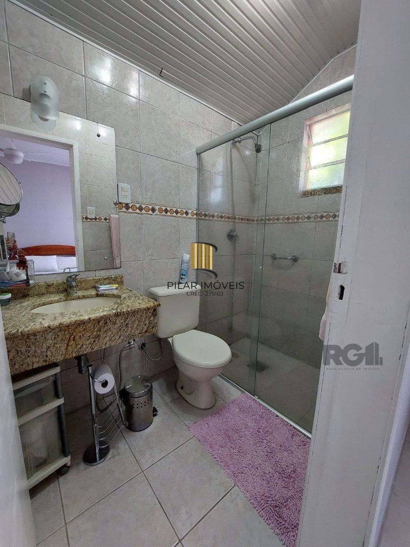Casa de alvenaria, possuí 1 dormitório, 1 suíte, cozinha, 2 salas, 2 banheiros.