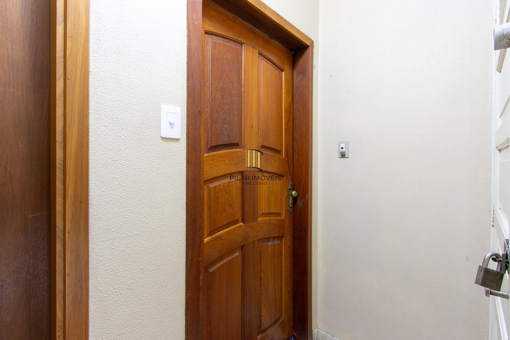 Apartamento térreo com pátio privativo no coração do Menino Deus, 2 dormitórios.