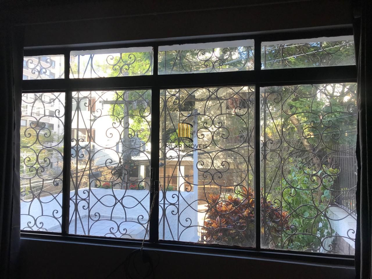 Casa de alvenaria, 3 dormitórios, 1 vaga coberta, bairro Mont Serrat.