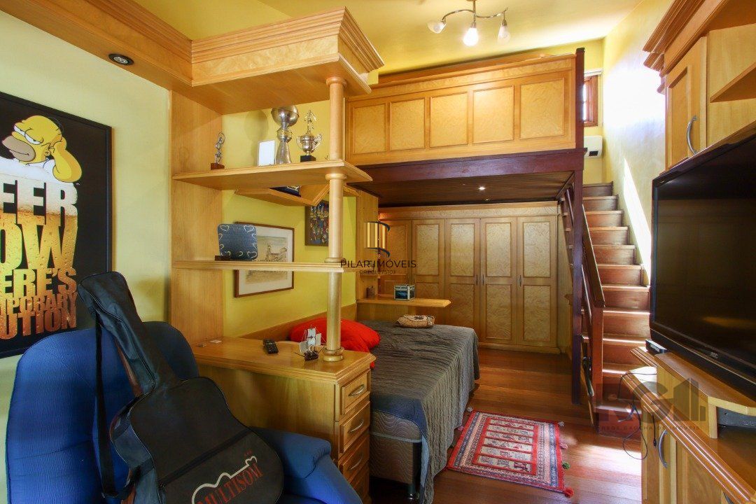 Casa com 4 dormitórios, sendo 1 suíte, com 2 vagas cobertas, no bairro Nonoai, Porto Alegre, RS