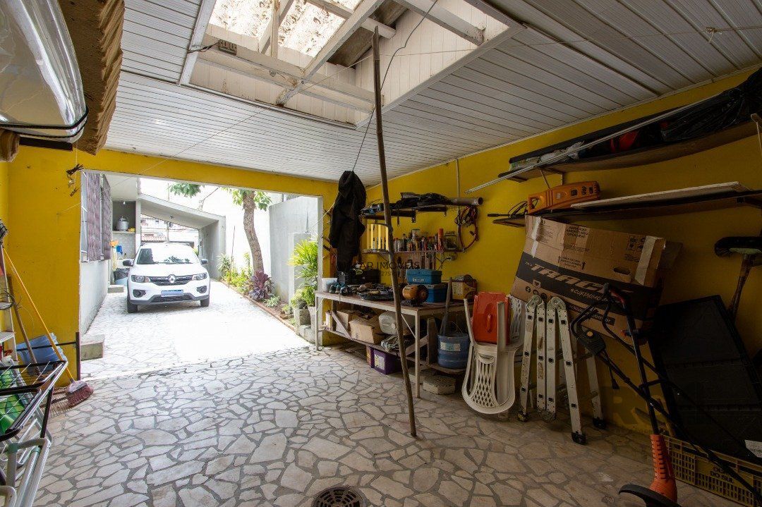 Casa térrea, 3 quartos, 2 banheiros, com pátio no Bairro Cavalhada