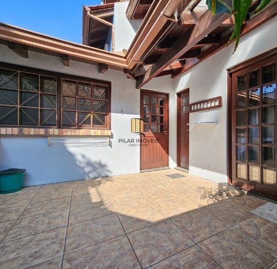 Casa de 3 dormitórios com 2 vagas de garagem no bairro Jardim Isabel