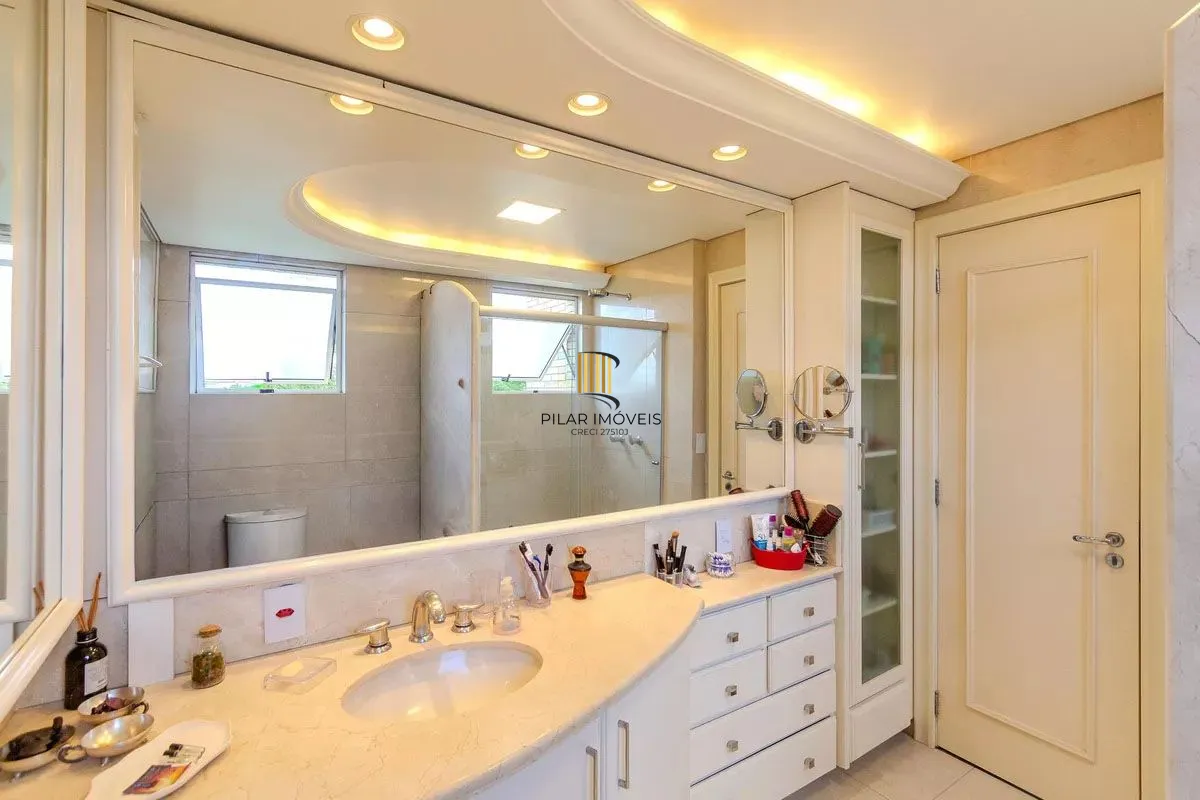 Apartamento com 3 dormitórios, 2 vagas e 231.61m² - Bairro Menino Deus