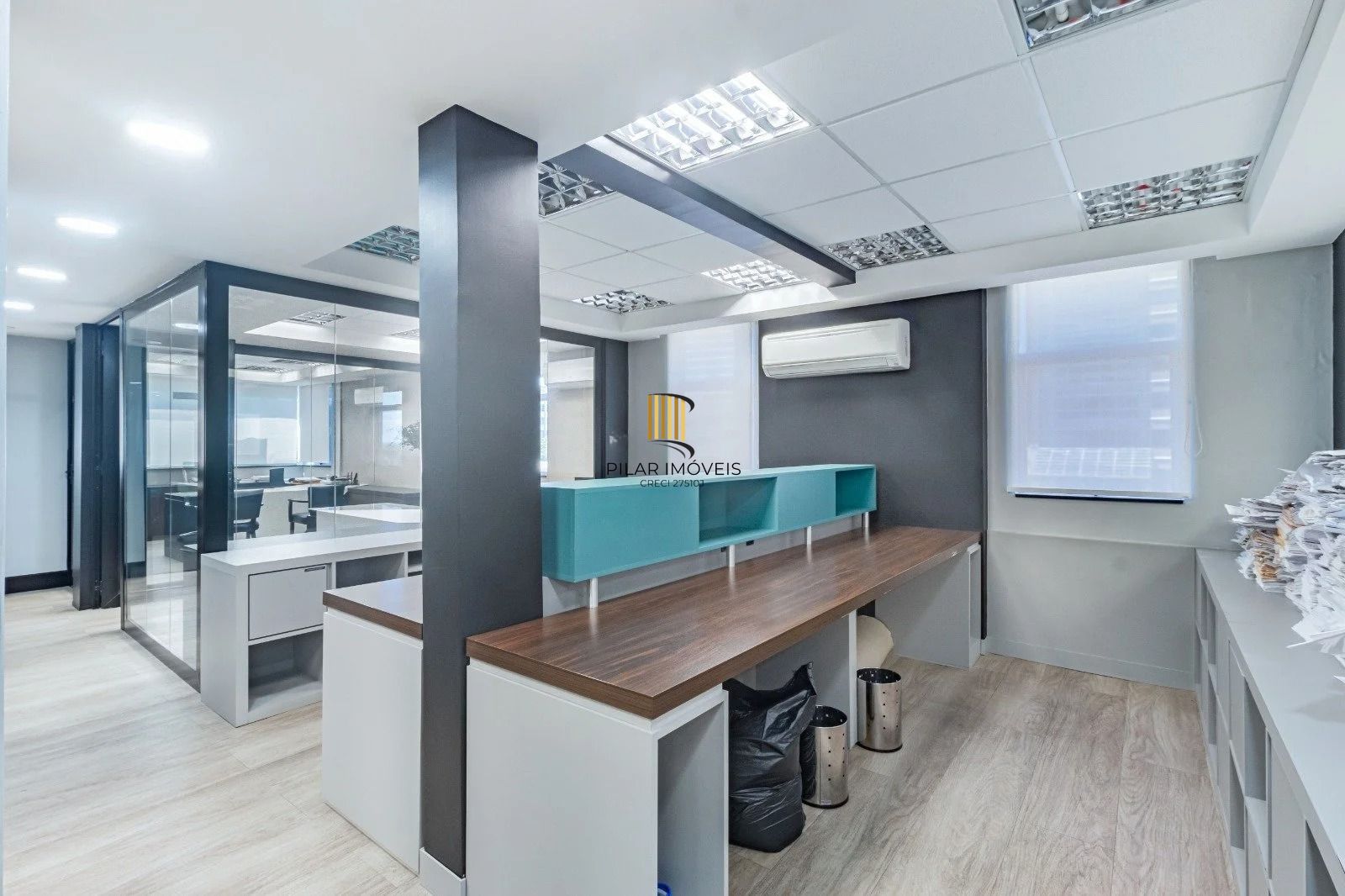 Sala/Conjunto Comercial com 4 vagas e 218m²