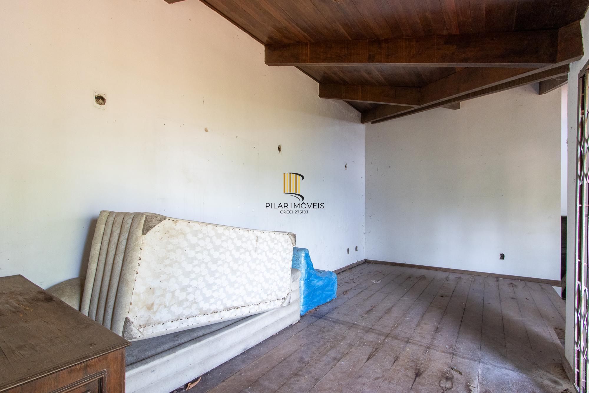 Casa para Venda - 320m², 3 dormitórios, sendo 1 suites, 4 vagas - Cristal