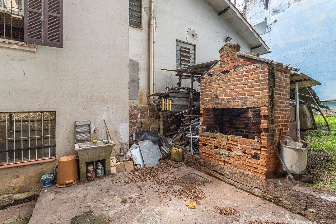 Casa  4 dormitórios, sendo 1 suíte no bairro Menino Deus em Porto Alegre