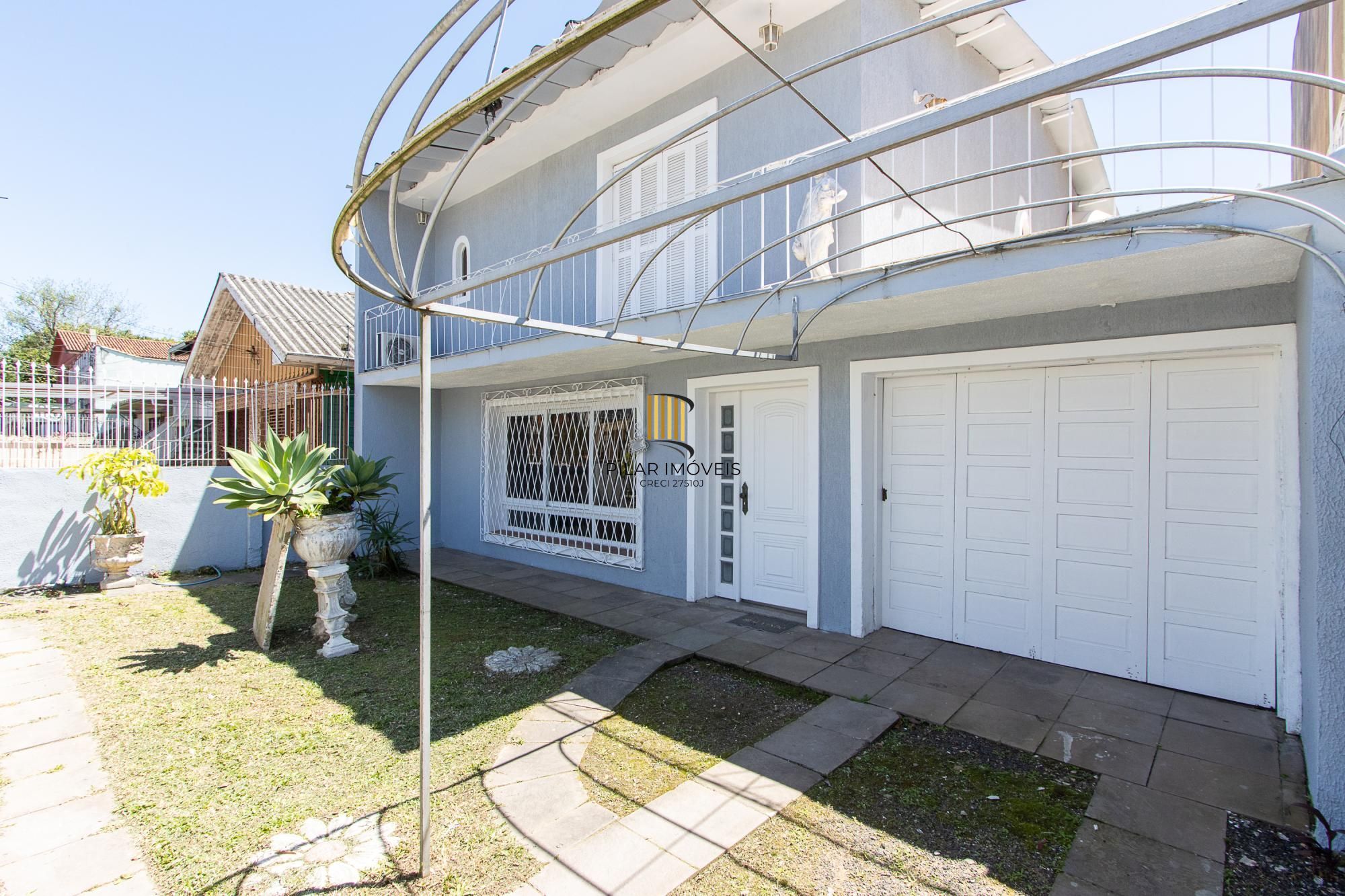 Casa de alvenaria, com 3 quartos, 1 suíte e 3 vagas de garagem.
