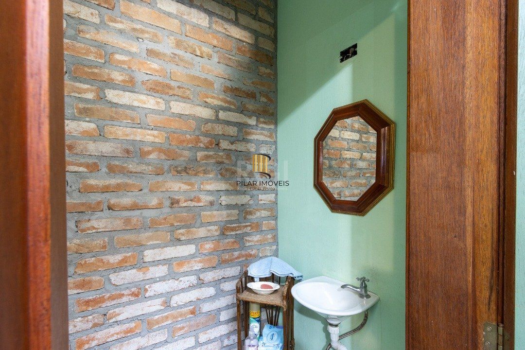 Casa para Venda - 244m², 3 dormitórios, sendo 1 suites, 2 vagas - Guarujá