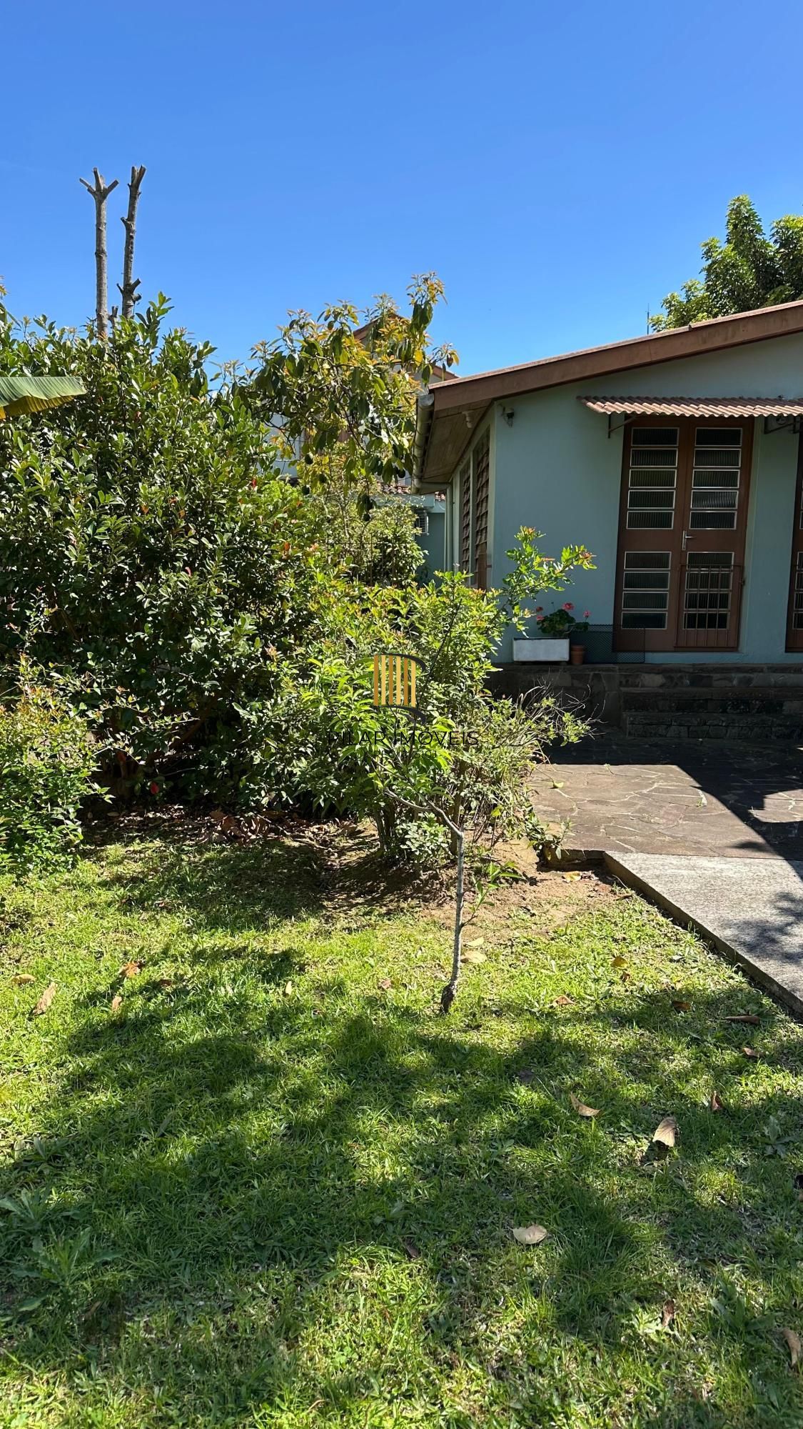 Casa com 4 dormitórios no Bairro Tristeza, com churrasqueira, lareia e vaga de garagem.