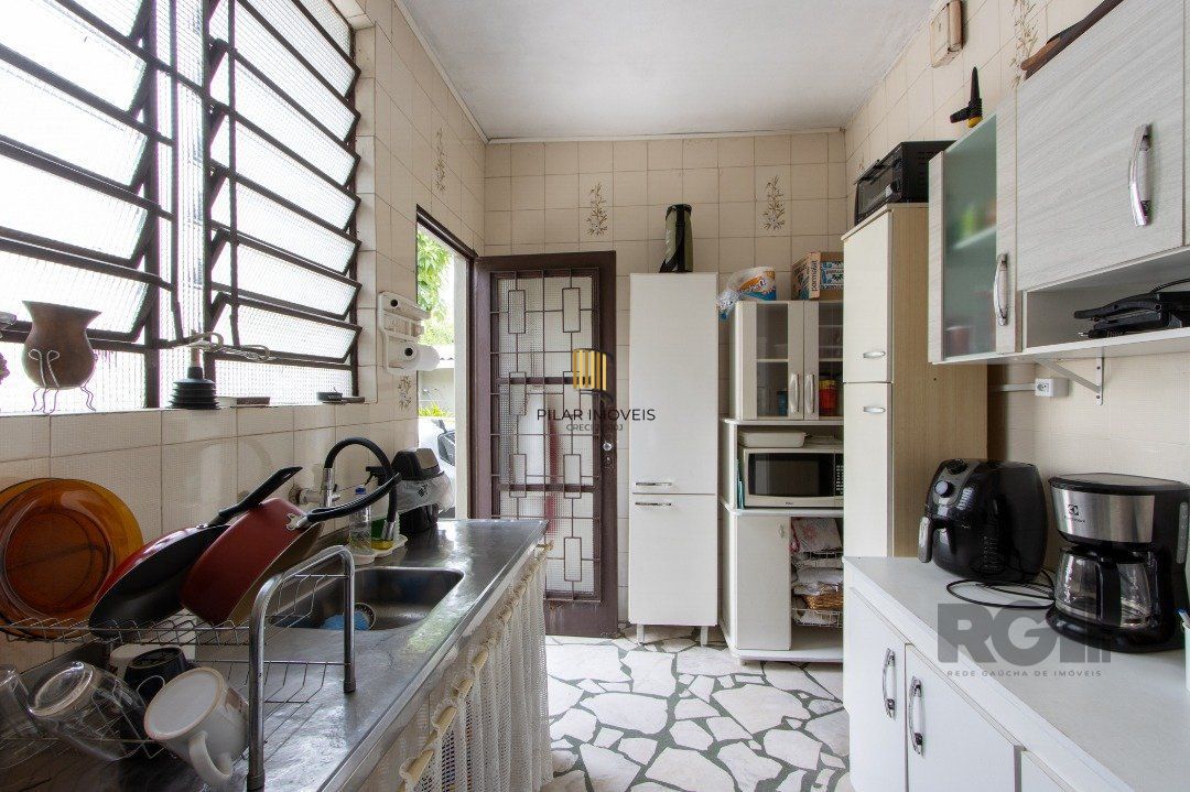 Casa térrea, 3 quartos, 2 banheiros, com pátio no Bairro Cavalhada