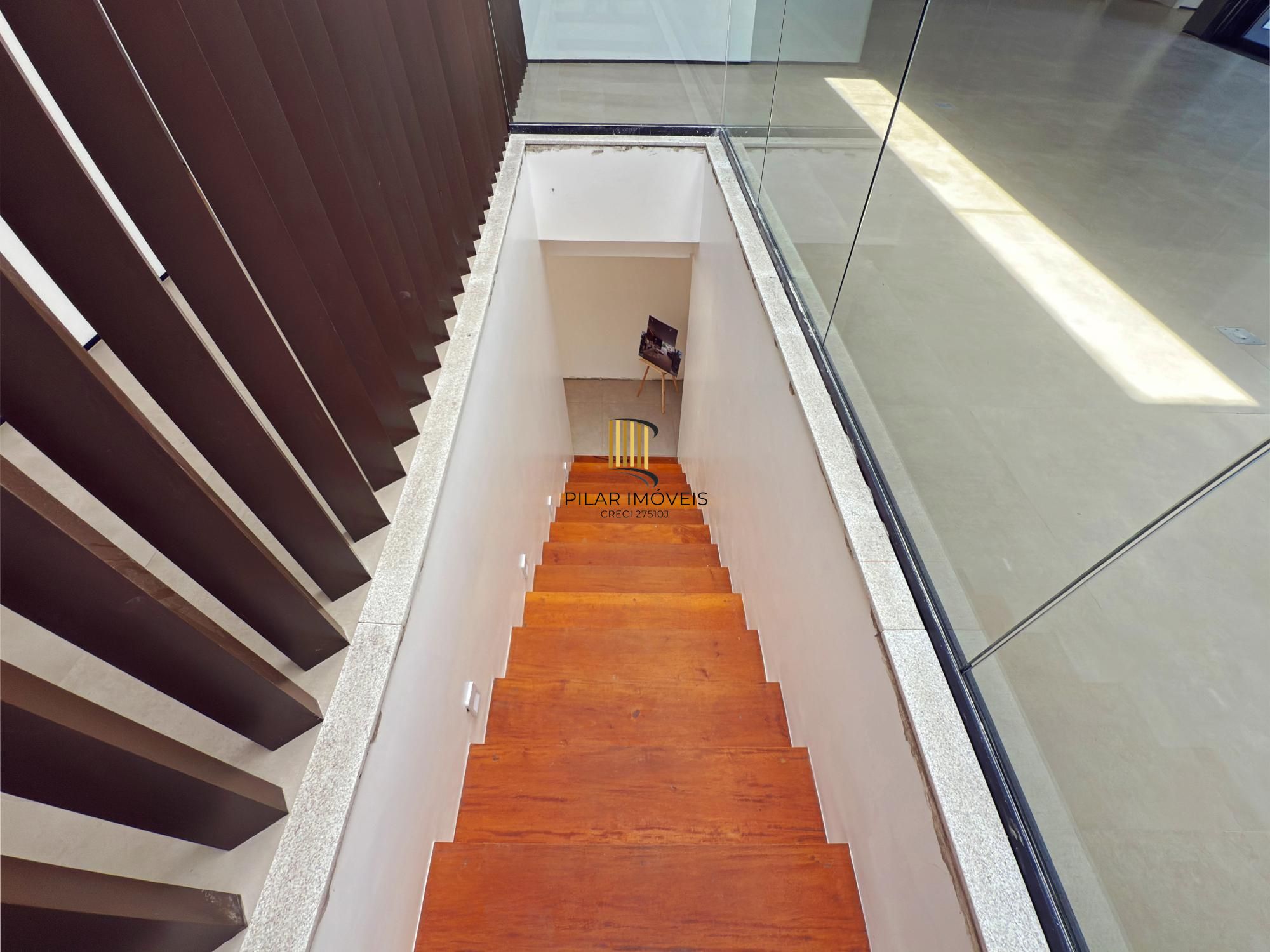 A casa conta com 434m2 de área construída, mas com um aproveitamento total dos 1.012m2 do lote