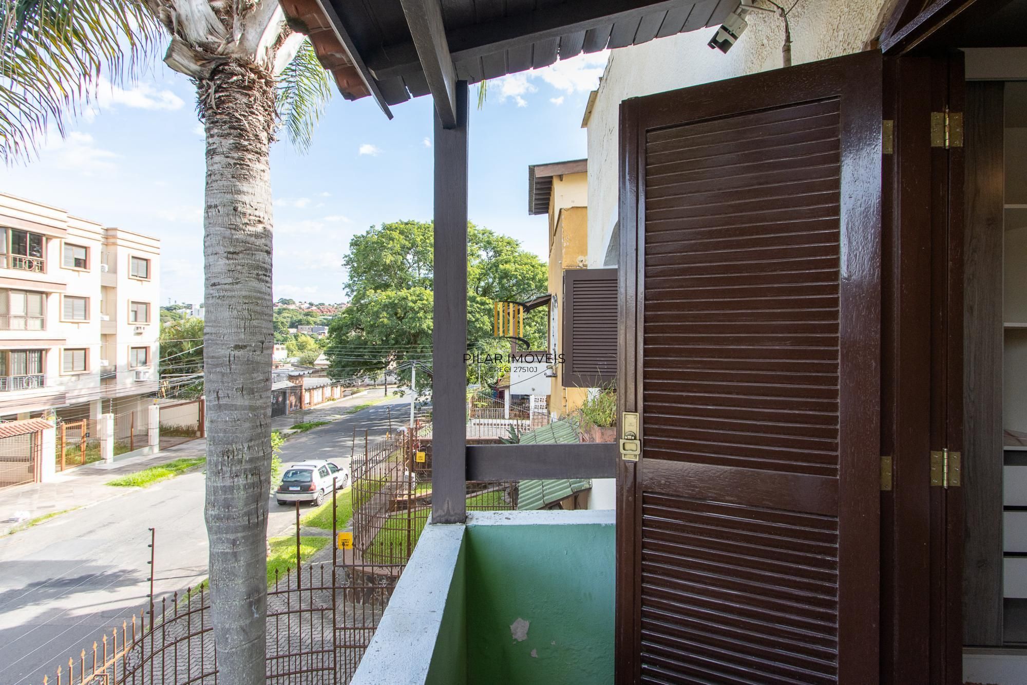 Casa de condomínio, 3 dormitórios, 1 suíte, 1 vaga coberta, no bairro Cristal.