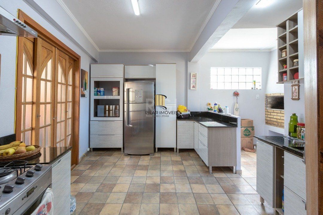 Casa para Venda - 370m², 4 dormitórios, sendo 1 suites, 6 vagas - Lomba do Pinheiro