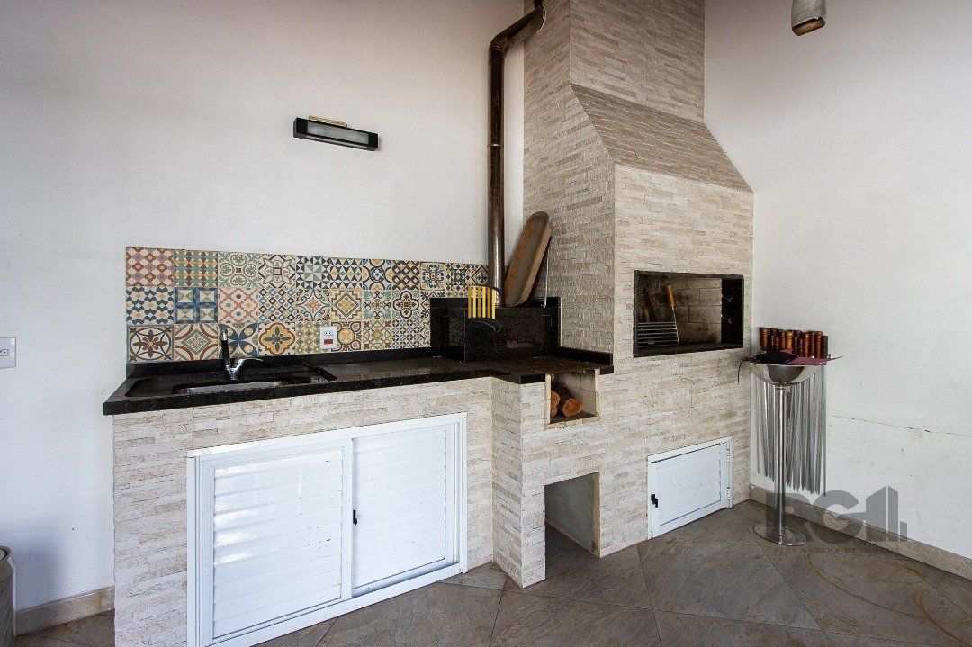 Casa 4 dormitórios no bairro Nonoai