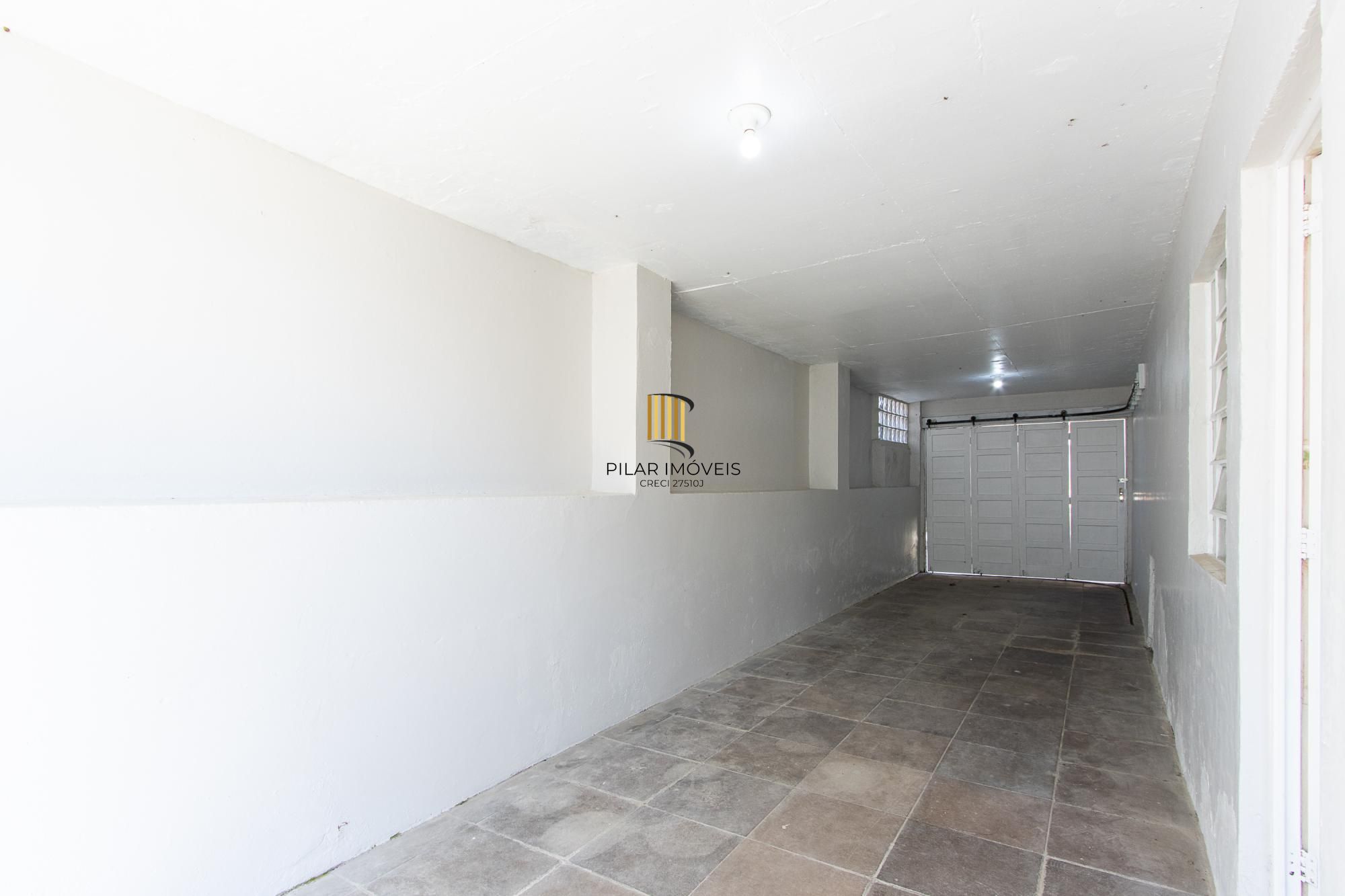 Casa de alvenaria, com 3 quartos, 1 suíte e 3 vagas de garagem.