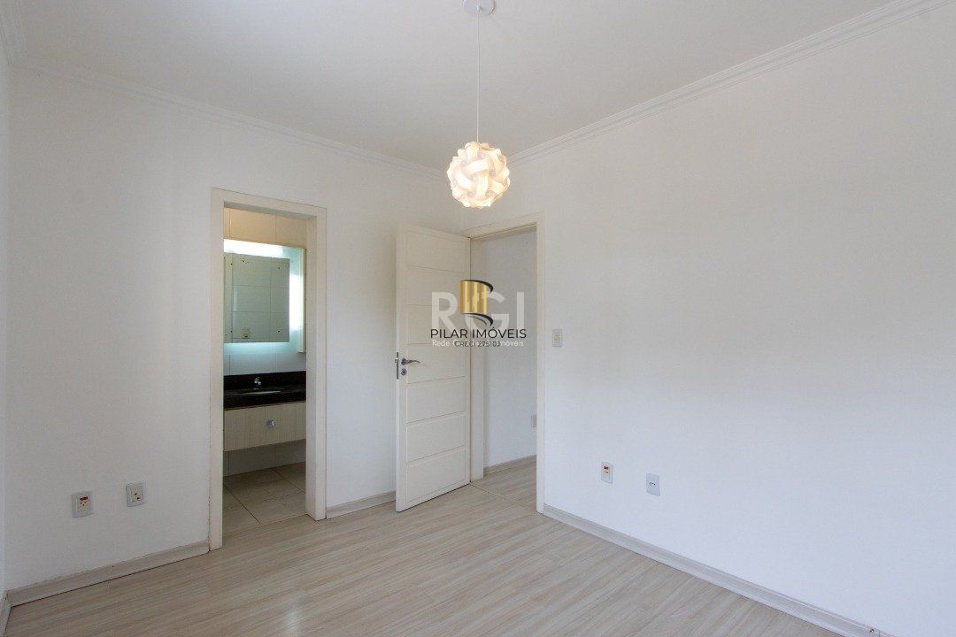 Uma suíte, estar íntimo, living 2 ambientes, lareira, lavabo, cozinha mobiliada,