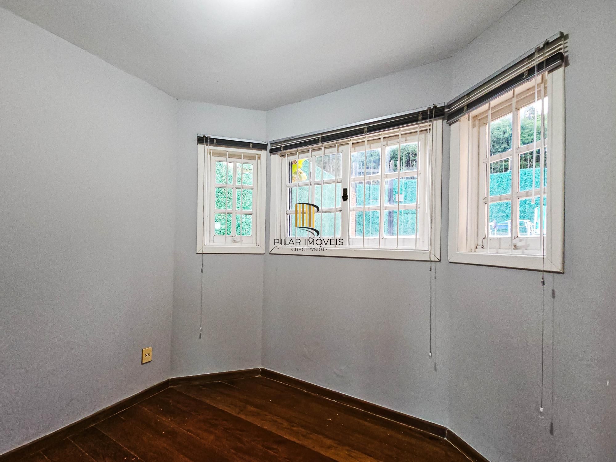 Casa na Vila Conceição, 3 dormitórios, 1 suíte, churrasqueira, lareira, 4 vagas, piscina aquecida e vista perene para o Rio.