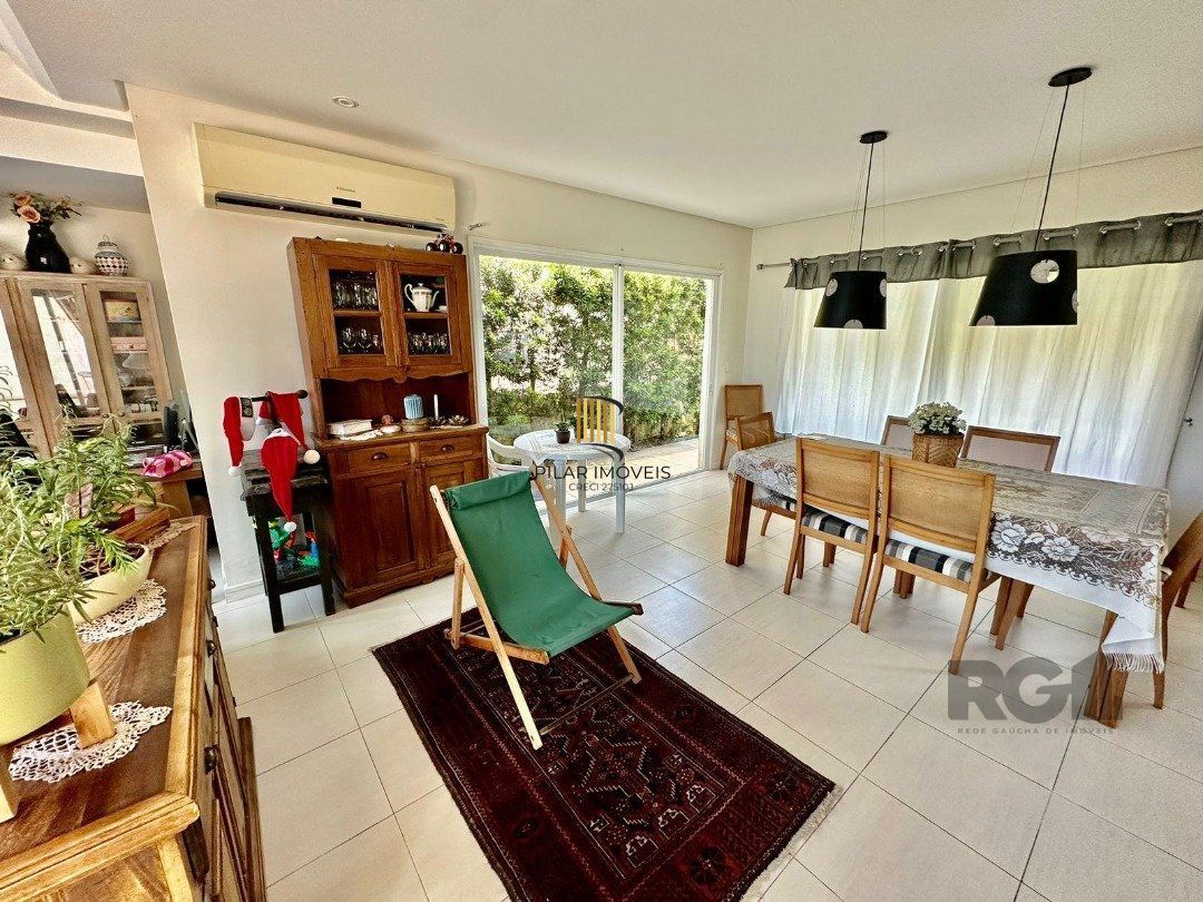 CASA EM CONDOMINIO COM TRES DORMITÓRIOS TRES SUITES