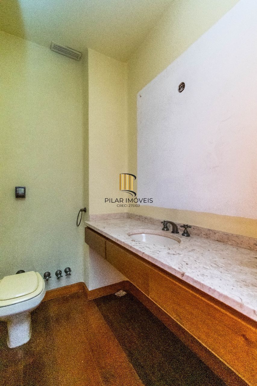 Casa à venda com1981m², 13 dormitórios, 4 suítes, 30 vagas, terreno de 1,2 hectares, no bairro Pedra Redonda em Porto Alegre