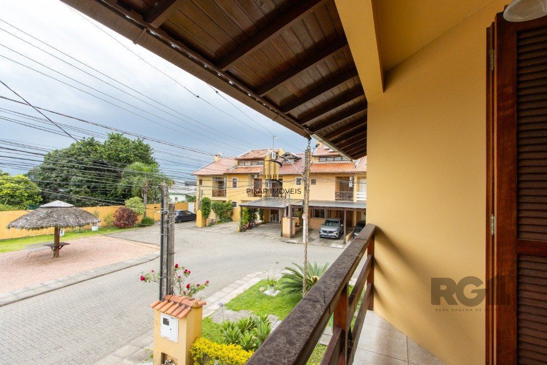 Casa em Condomínio na Zona Sul, no bairro Hípica, com 2 dormitórios, living para dois ambientes, cozinha mobiliada, lavabo