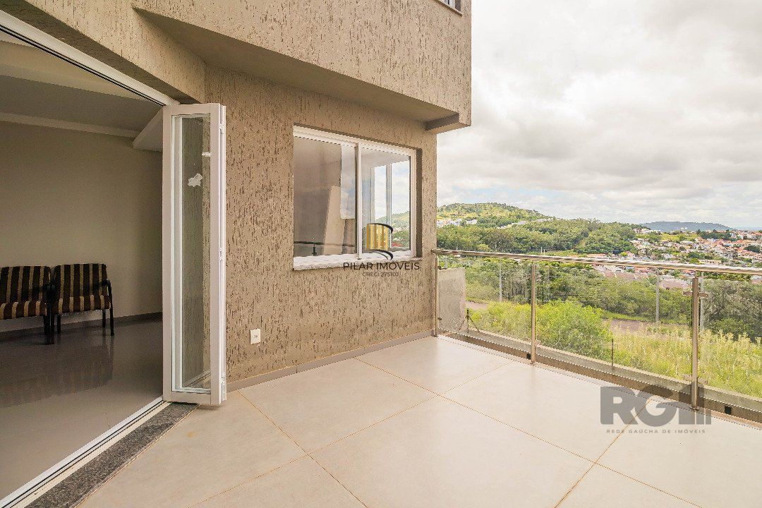 Sobrado, 185 metros quadrados privativo, com 3 quartos, 1 suíte, Living e cozinha integrados, lareira, churrasqueira, lavabo e 2 vagas de garagem.                       e 2 vagas de garagem