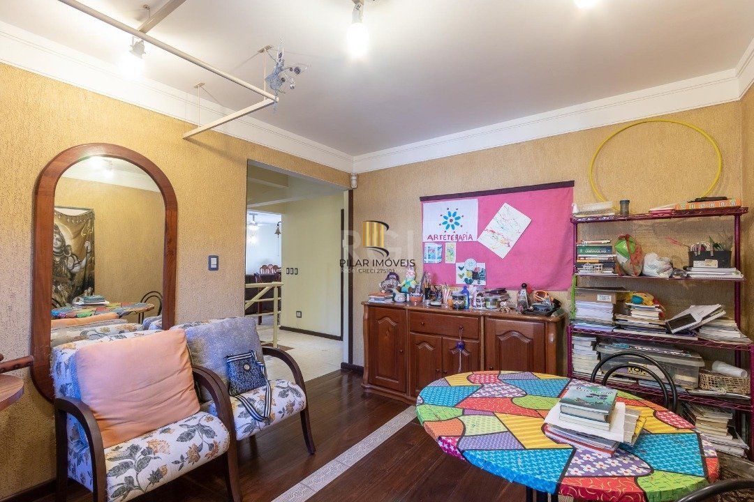 Casa para Venda - 308.25m², 3 dormitórios, sendo 1 suites, 5 vagas - Cristal