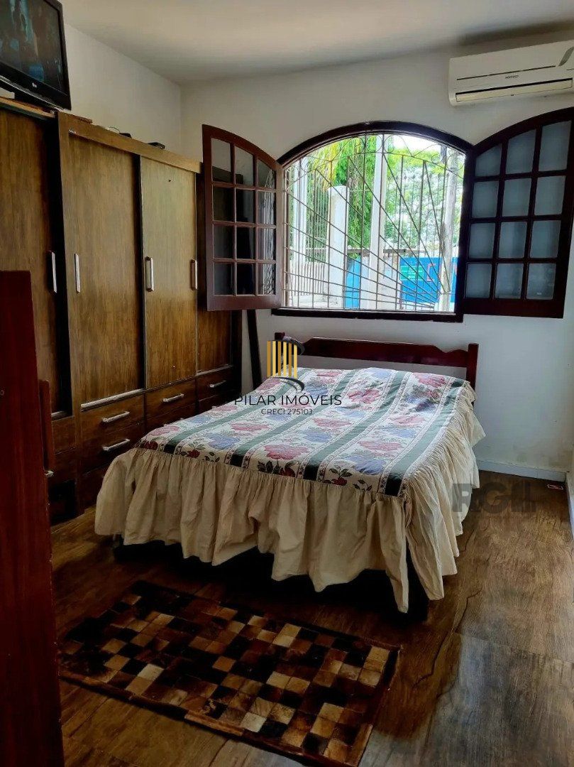 Casa térrea, 3 dormitórios, 1 suíte, living para 2 ambientes, cozinha, pátio, 2 banheiros e 4 vagas .