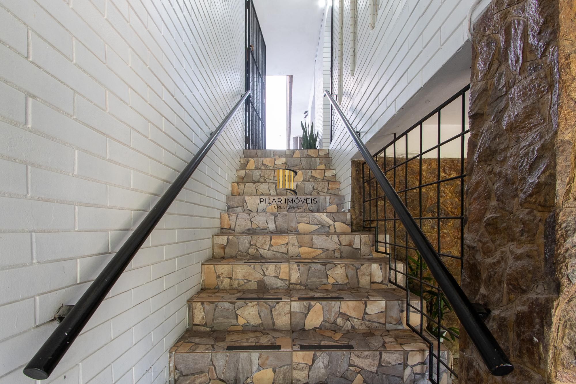 Linda casa totalmente reformada, 3 quartos (1 suite), 2 vagas cobertas - Bairro Nonoai