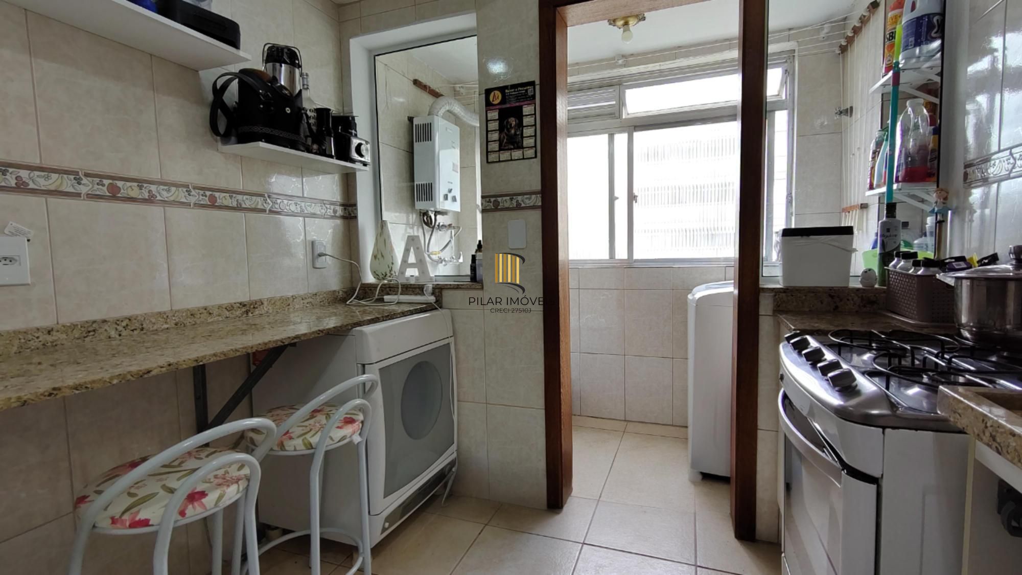 Apartamento de 2 dormitórios, 1 banheiro no bairro Trsiteza.