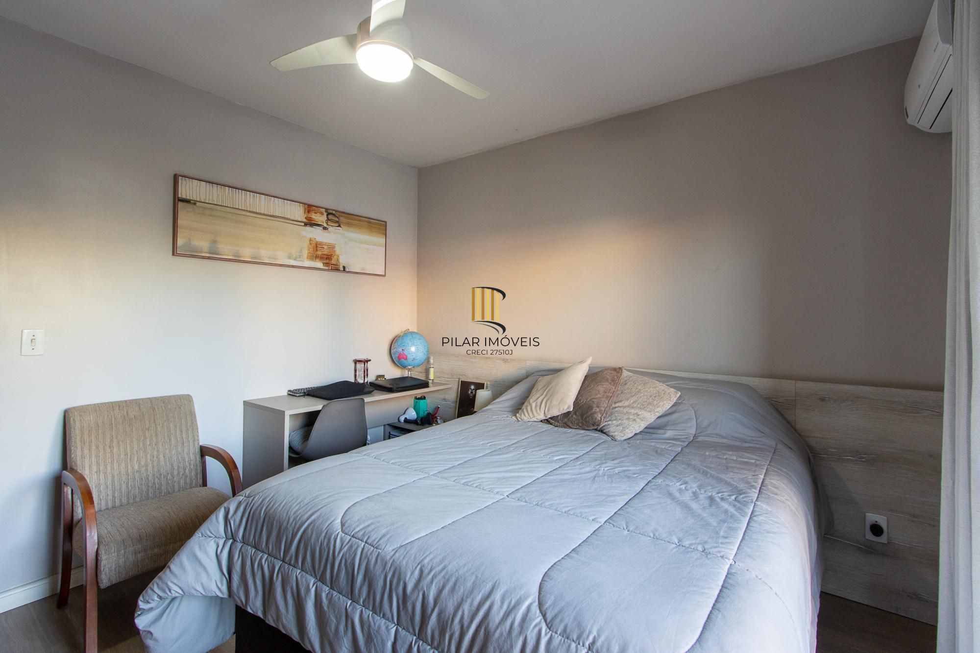 Casa de condomínio, 3 quartos, 1 suíte, piscina e 2 vagas de garagem;