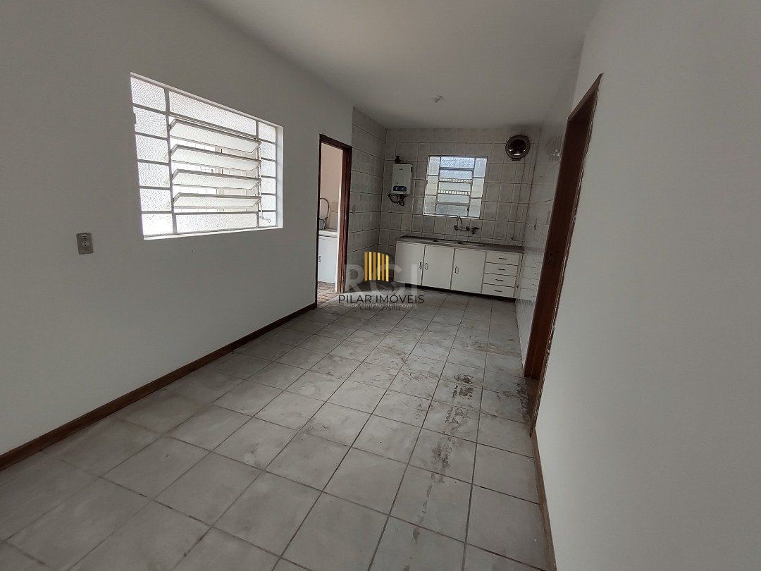 Casa à venda com 3 quartos, 1 vaga e pátio - Bairro Medianeira