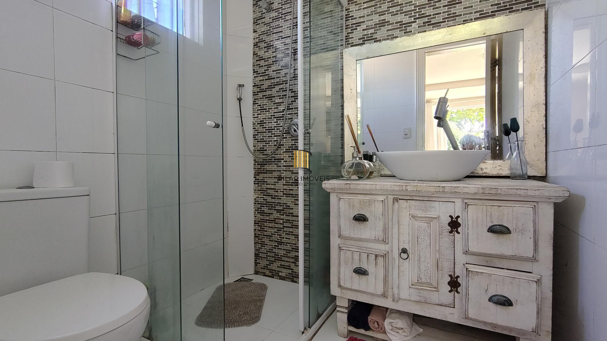 Casa térrea, 2 dormitórios, 1 suíte e 2 vagas no bairro Aberta dos Morros.