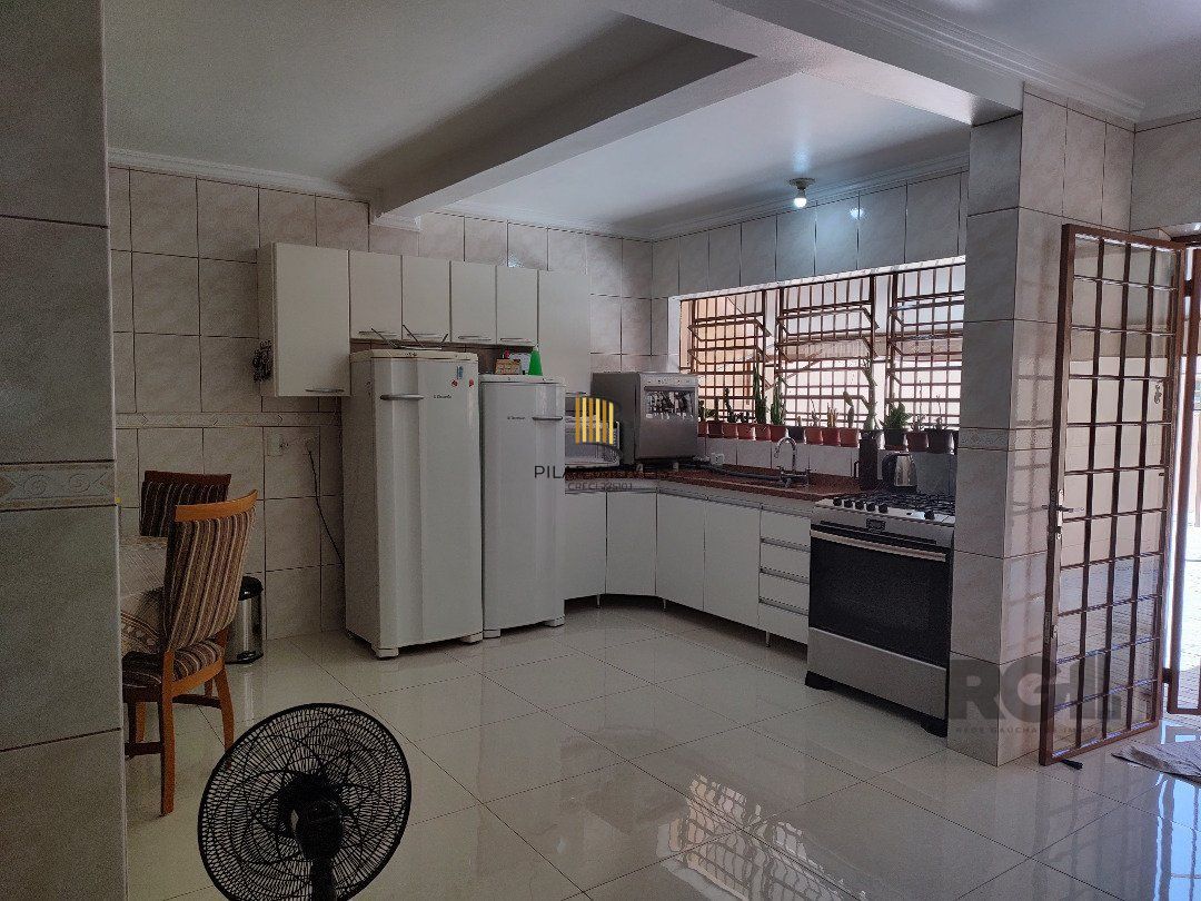 Casa 4 dormitórios Bairro Fião.