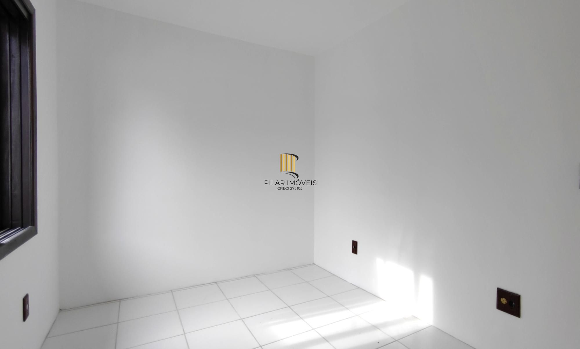 Casa de condomínio, 3 dormitórios, 1 suíte, 1 vaga coberta, no bairro Cristal.