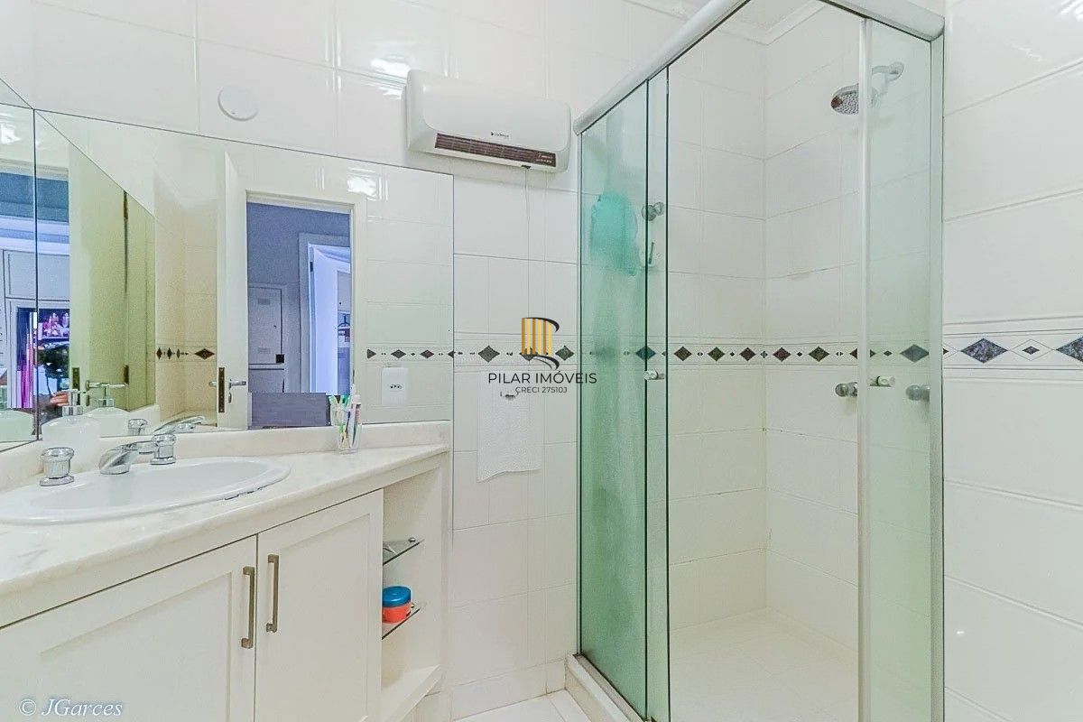 Casa em Condomínio à venda com 286m², 3 dormitórios, 1 suíte, 3 vagas, no bairro Jardim Isabel em Porto Alegre