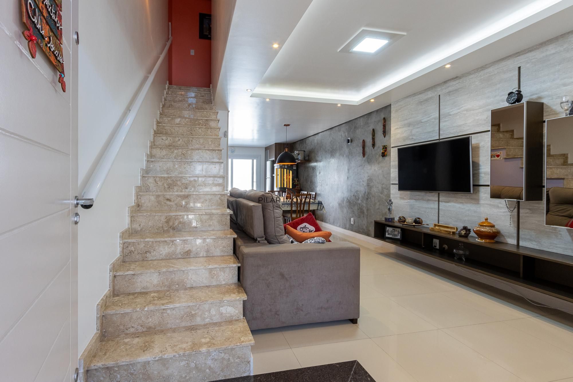 Sobrado com 2 suites e 2 vagas de garagem - Bairro Guarujá