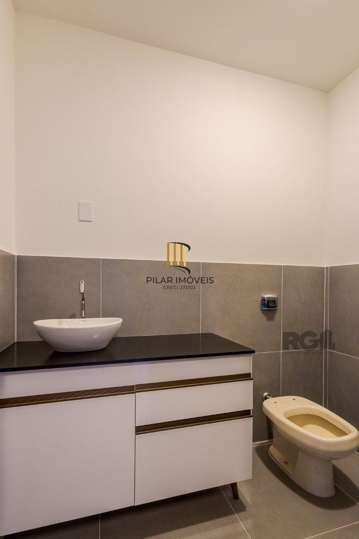 Casa 103m² - 3 dormitórios, 1 suíte, piscina, 2 vagas no bairro Hípica