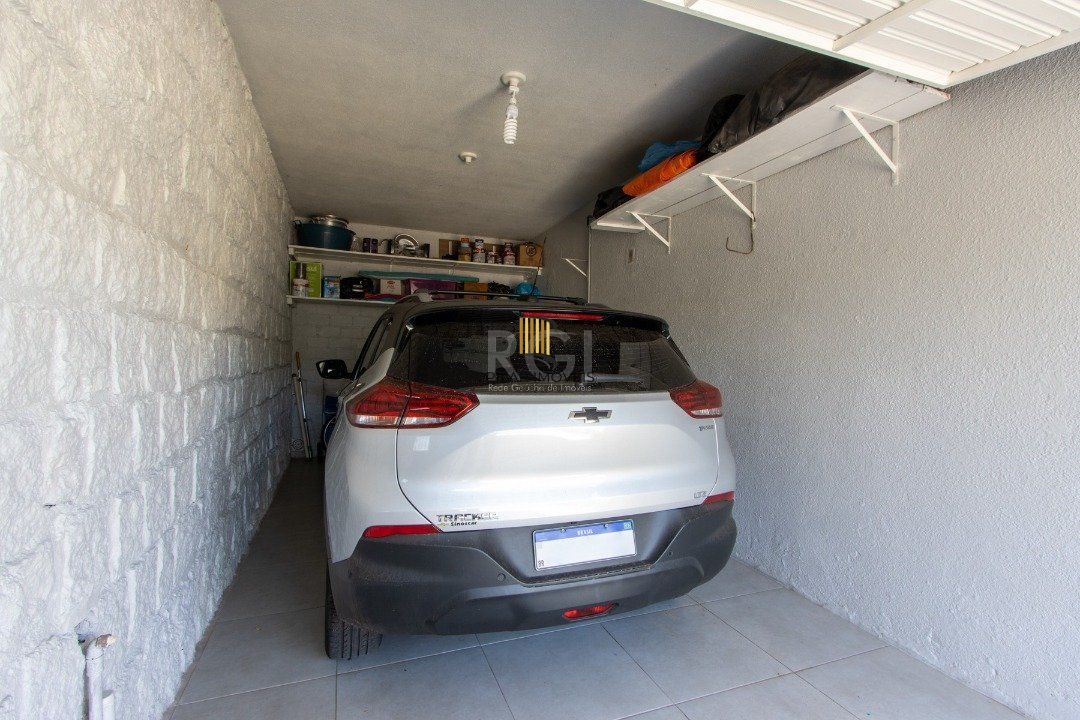 Sobrado à venda no Bairro Medianeira, reformado, 3 quartos, lareira, churrasqueira, 3 vagas