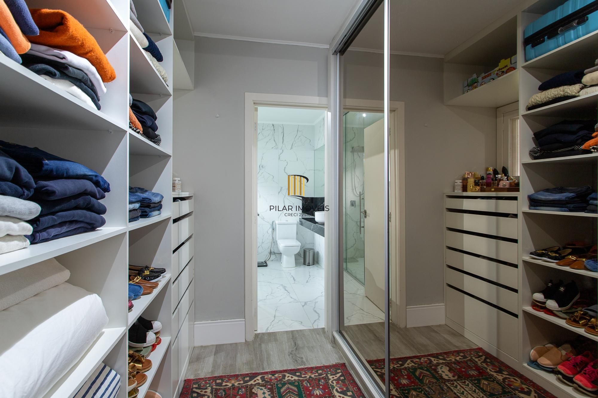 Casa térrea no Condominio Terra Ville, com patio e piscina.