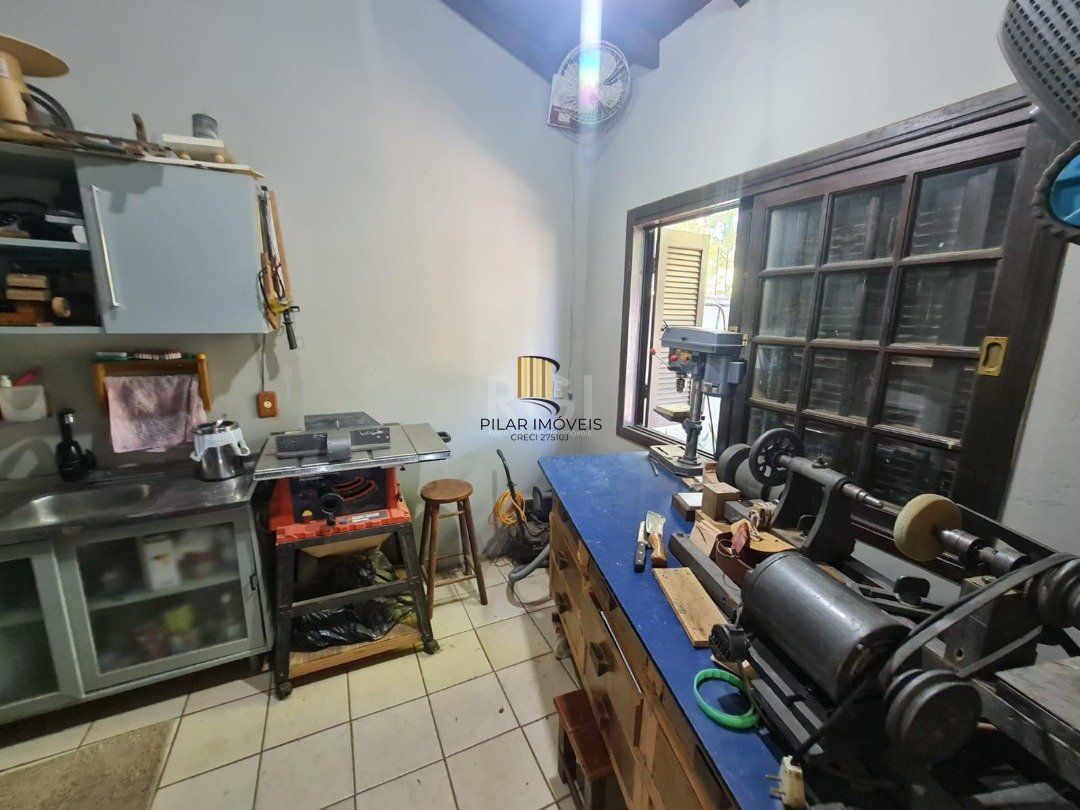 Casa em lindo terreno alto ao nível da rua medindo 10 × 32 onde consta uma residência térrea com 136m2 de área privativa,