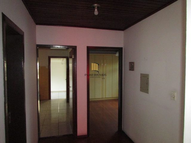 Casa térrea, com 3 dormitórios, 1 suíte, no bairro Nonoai.